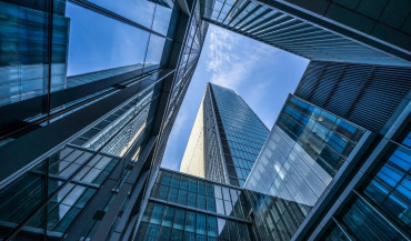 Jak powstaje nowoczesna fasada? Wyciskanie aluminium, design i ślad węglowy w praktyce